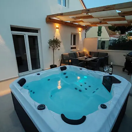 Dora Now With Jacuzzi *